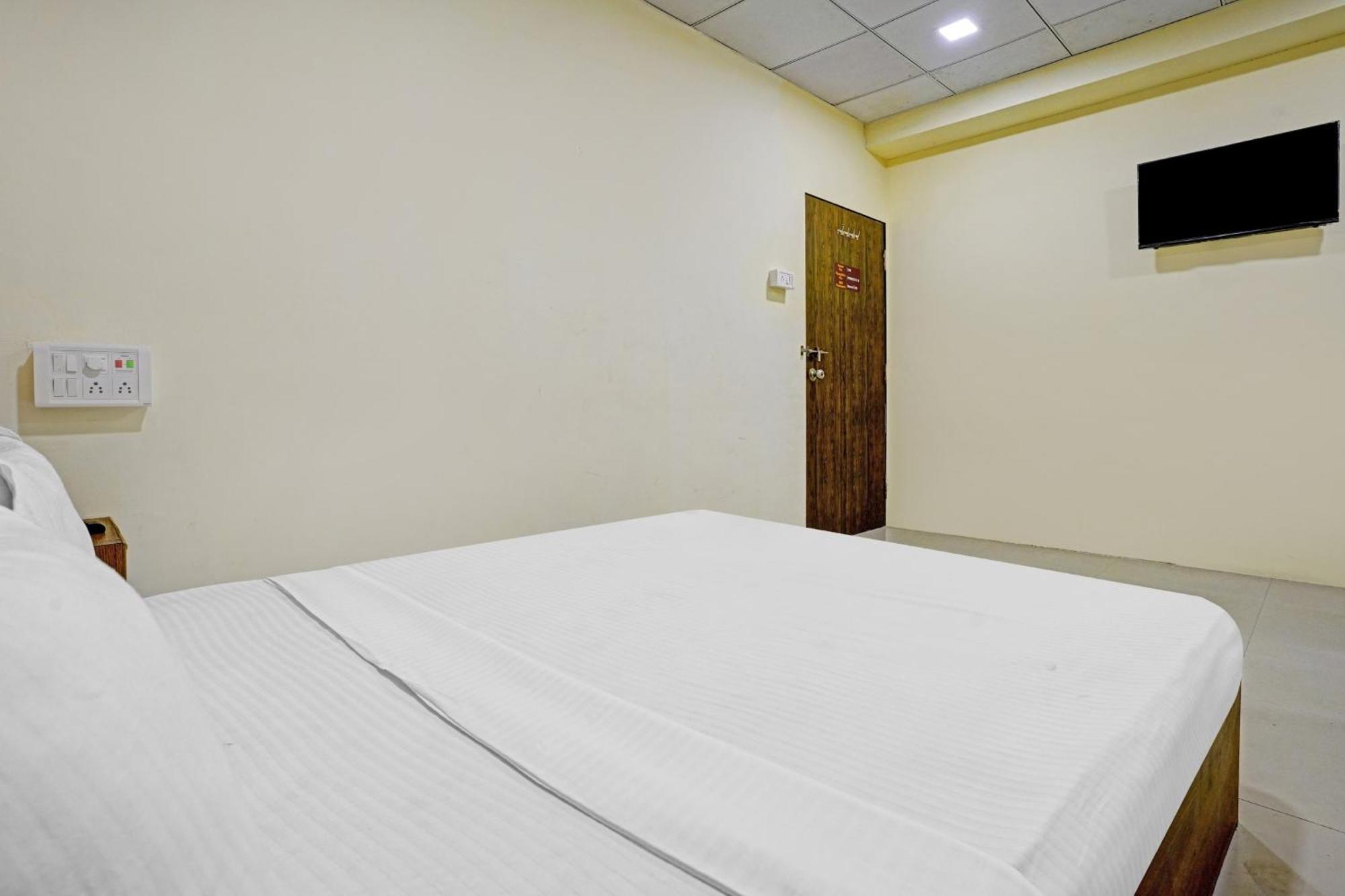 Hotel O Nova Rooms Surat Exterior photo